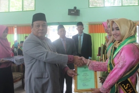 Dekan Fakultas Syariah IAIN Bengkulu Dr Imam Mahdi saat meyudisium mahasiswanya