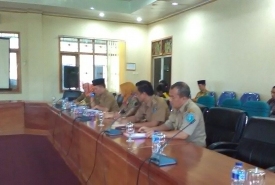 Pemberian hadiah kepada pemenang lomba