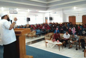 Walikota Bengkulu Helmi Hasan saat mengisi seminar di UNIB