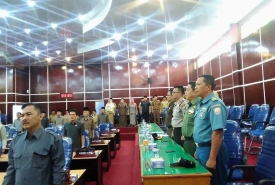 Walikota bnegkulu Helmi Hasan saat mengunjungi sekaligus mengantar pasien miskin yang diduga ditolak berobat di RSUD M Yunus.