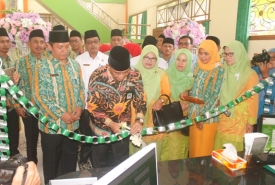 Pemotongan Pita oleh Kakanwil Kemenang