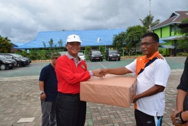 Pemberian Hadiah Lomba Volly Putra Oleh Kakanwil Bustar