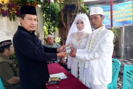 Pemeberian Kartu Nikah