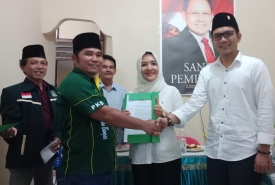 Ketua DPC PKB Kota Bengkulu Iswandi Ruslan menyerahkan SK dukungan kepada Patriana Sosialinda (Foto : Potretrafflesia.com)