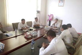 Bupati Kaur Gusril Fauzi Saat Menerima Kedatangan Inspektorat Provinsi Di Ruang Kerjanya