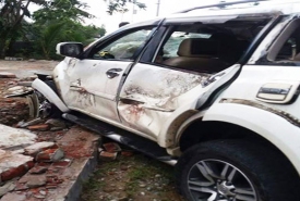 Kondisi mobil korban usai menyeruduk pagar warga