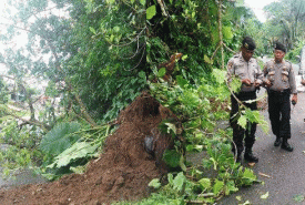 Anggota polisi terjun langsung ke lokasi longsor