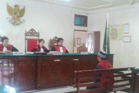 Majelis hakim Pengadilan Negeri (PN) Bengkulu, Diah Sri Lestrai, SH menjatuhkan hukuman terhadap terdakwa pencurian selama 1,2 tahun penjara.