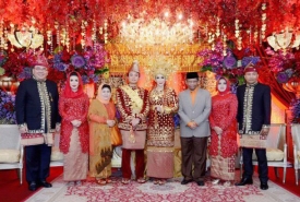 Pernikahan anak Gubernur Bengkulu Dr.H.Ridwan Mukti,MH, Rika Fadillah Pridafesty dengan Adhi Ichsan Hasanudin putra H Dadang Ridwan B.Harmaen.