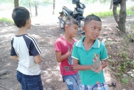 Anak-Anak SD Mengamen di Pantai Panjang