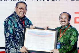 Ridwan saat menerima penganugerahan Predikat Kepatuhan Tinggi Terhadap Standar Pelayanan Publik Sesuai Undang-Undang Nomor 25 Tahun 2009 Tentang Pelayanan Publik yang diserahkan Ketua Ombudsman RI Amzulian Rifai diHotel Borobudur, Jakarta Rabu (7/12/2016)