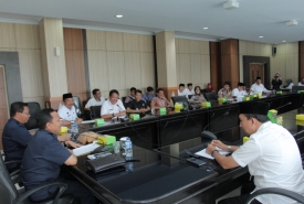 Asisten I Setda Hamka Sabri memimpin rapat kesiapan kedatangan Menteri Pemuda dan Olahraga Imam Nahrawi, di ruang rafflesia Kantor Gubernur