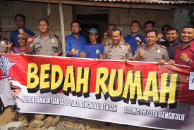 Kapolres Kepahiang AKBP Pahala Simanjuntak, S.Ik saat melakukan peletakan batu pertama bantuan bedah rumah terhadap warga Kepahiang