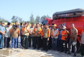 BPBD- Plt Gubernur Bengkulu Rohidin Mersyah beserta rombongan meninjau pengoperasian peralatan Water Treatman Portable.