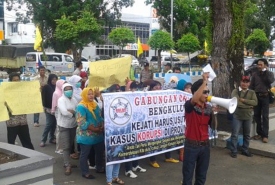 LSM Golbe Bengkulu Menggelar Aksi di Depan Kejati Bengkulu
