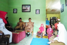 Kadis Kesehatan Kota Bengkulu Mengunjungi Resi, Penderita Kanker