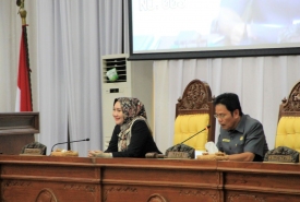 Mewakili Gubernur Bengkulu, Asisten II Setda Provinsi Bengkulu Yuliswani menghadiri Rapat Paripurna DPRD Provinsi Bengkulu yang ke- VII