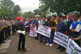 Dedi (Topi Merah) saat memimpin aksi di depan kantor gubernur Provinsi Bengkulu