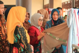 Mufidah Jusuf Kalla saat melihat hasil kerajinan Bengkulu