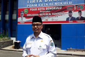 Direktur PDAM Kota Bengkulu, Sjobirin Hasan saat diwawancarai oleh media bengkulutoday.com di depan kantor PDAM Kota Bengkulu, Rabu (15/08/18).