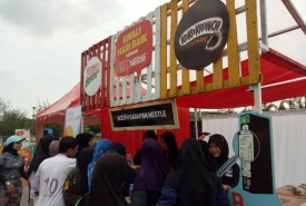 Para partisipan acara kampanye ‘Awali Hari Baik dengan Nestlé’ di Pantai Panjang, Bengkulu sedang antri untuk mengambil paket sarapan dengan gizi seimbang sesuai dengan prinsip ABC (Atur-Baca-Cukupi) yang dibagian oleh Nestlé Indonesia di booth sarapan