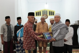 Gubernur Bengkulu Rohidin Mersyah shalat subuh bersama masyarakat di masjid Al Aman Darussalam Talang Rimbo Baru