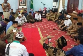 Walikota Helmi Hasan memberikan bantuan uang kepada warga senilai Rp 5 Juta dan bantuan lainnya