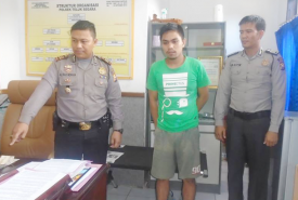Polsek Teluk Segara AKP Ali Rais Ndraha, S.IK saat memperlihatkan barang bukti STNK dan Pelaku Curanmor