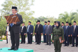 Wakil Rektor 1 IAIN Bengkulu Bidang Akademik Drs. H. Zulkarnain, M.Ag. saat menjadi Inspektur Upacara HUT RI ke 71 di IAIN Bengkulu