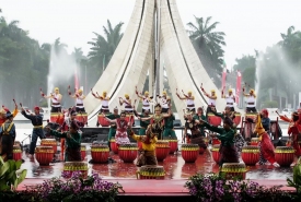 olaborasi 43 musik Dholl bersama 66 alat musik etnik Nusantara dari 33 provinsi