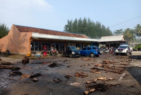 Kondisi Rumah Makan Milik Warga yang dihantam Terjangan Ombak