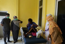 Wabup Kepahiang Neti Herawati, S.Sos Saat Mengunjungi Pasien Gangguan Jiwa Saat Dirawat di RSUD Kepahiang