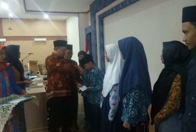 Saat pemberian reward Kafilah MTQ