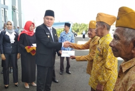 Wakil Bupati Benteng Berikan Sedikit Asih Kepada Veteran