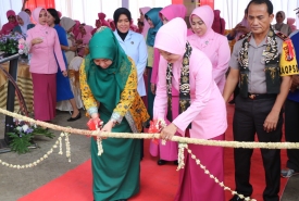 Yayasan Kemala Bhayangkari Daerah Bengkulu Ny  Lili Coki Manurung Pemotongan Pita