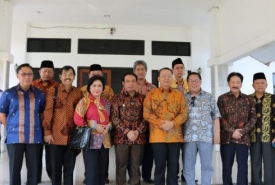 Foto Bersama Setelah Rapat Monumen Fatmawati