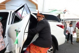Menjemput Pasangan Menggunakan Mobil Dinas