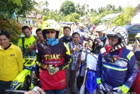 Bupati Istirahat Siang di Pinggir Sungai