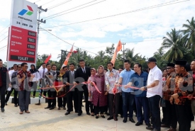 Bupati Memotong Pita Peresmian SPBU Aur Ringit