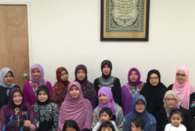 Ibu-ibu dan anak-anak anggota kelompok pengajian Everett Muslim Community Center (voaindonesia.com)
