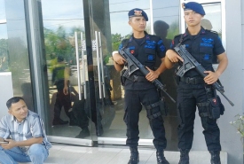 Polisi Berjaga-Jaga di Lapas Klas IIA Bentiring