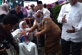 Wakil Bupati Kepahiang Neti Herawati, S.Sos Selasa (4/9/18) menyambut kepulangan jemaah haji Kepahiang