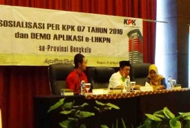 Narasumber saat menyampaikan materi sosialisasi LHKPN
