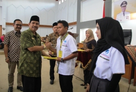 Penyematan tanda peserta oleh Staf Ahli Gubernur Bengkulu Bidang Kemasyarakatan dan SDM Rusdi Bakar