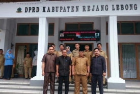 DPRD Rejang Lebong saat deklarasi anti hoax dan sara