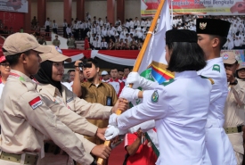 Penyerahan Petaka Kirab Pemuda kepada perwakilan pemuda Bengkulu