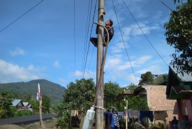 Lampu jalan dengan kondisi rusak di Desa Kandang, Kecamatan Seberang Musi mulai diperbaiki