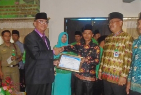 Pgs Kepala Kemenag Provinsi Bengkulu Drs H Bustasar,MM.M.Pd Memberikan Penghargaan Kepada Pemenang Lomba