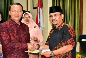 Wakil Gubernur Rohidin Mersyah dan Direktur Pembinaan Sekolah Dasar Kemendikbud, Drs. Wowon Widaryat saat menyerahkan peta mutu pendidikan Provinsi Bengkulu Tahun 2016
