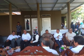 Mentan RI Amran Sulaiman (paling kiri) bersama Stafsus Menteri Desa Syaiful Huda (kedua dari kanan) saat menyalurkan bantuan di Jawa Barat, Selasa (26/3/2019)